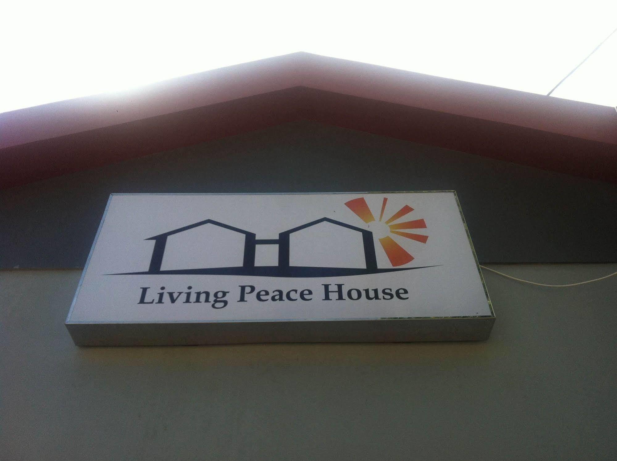 Living Peace House Hotel Manado Ngoại thất bức ảnh